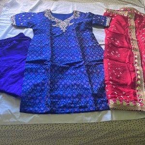 Blue red Indian dress medium petite short sleeve bandhni dupatta pearl border